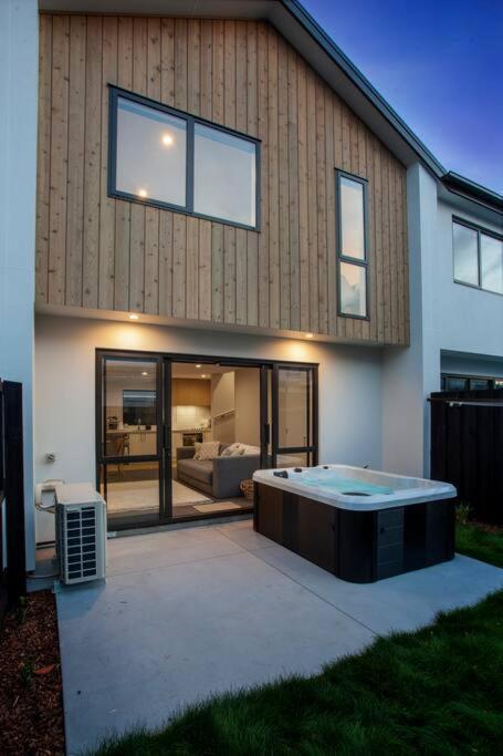 Stylish Townhouse With Hot Tub Christchurch Exterior foto