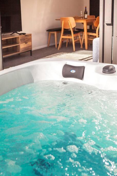 Stylish Townhouse With Hot Tub Christchurch Exterior foto