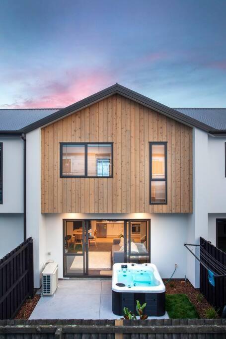 Stylish Townhouse With Hot Tub Christchurch Exterior foto