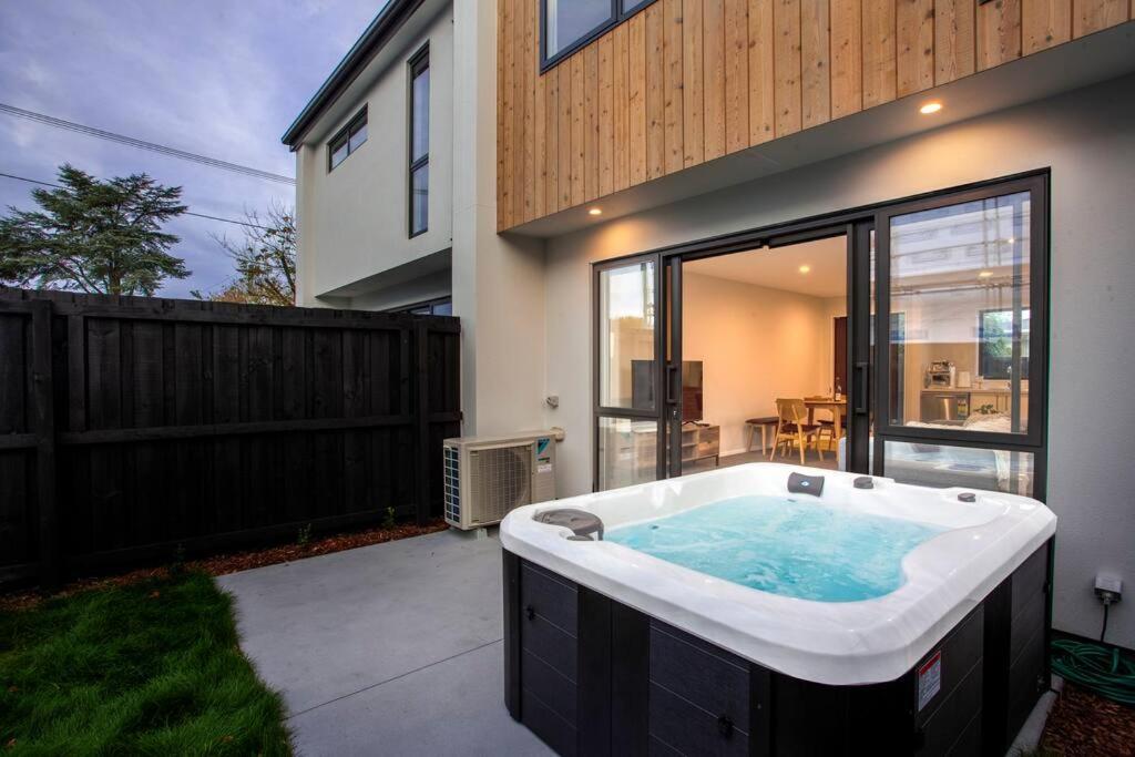 Stylish Townhouse With Hot Tub Christchurch Exterior foto